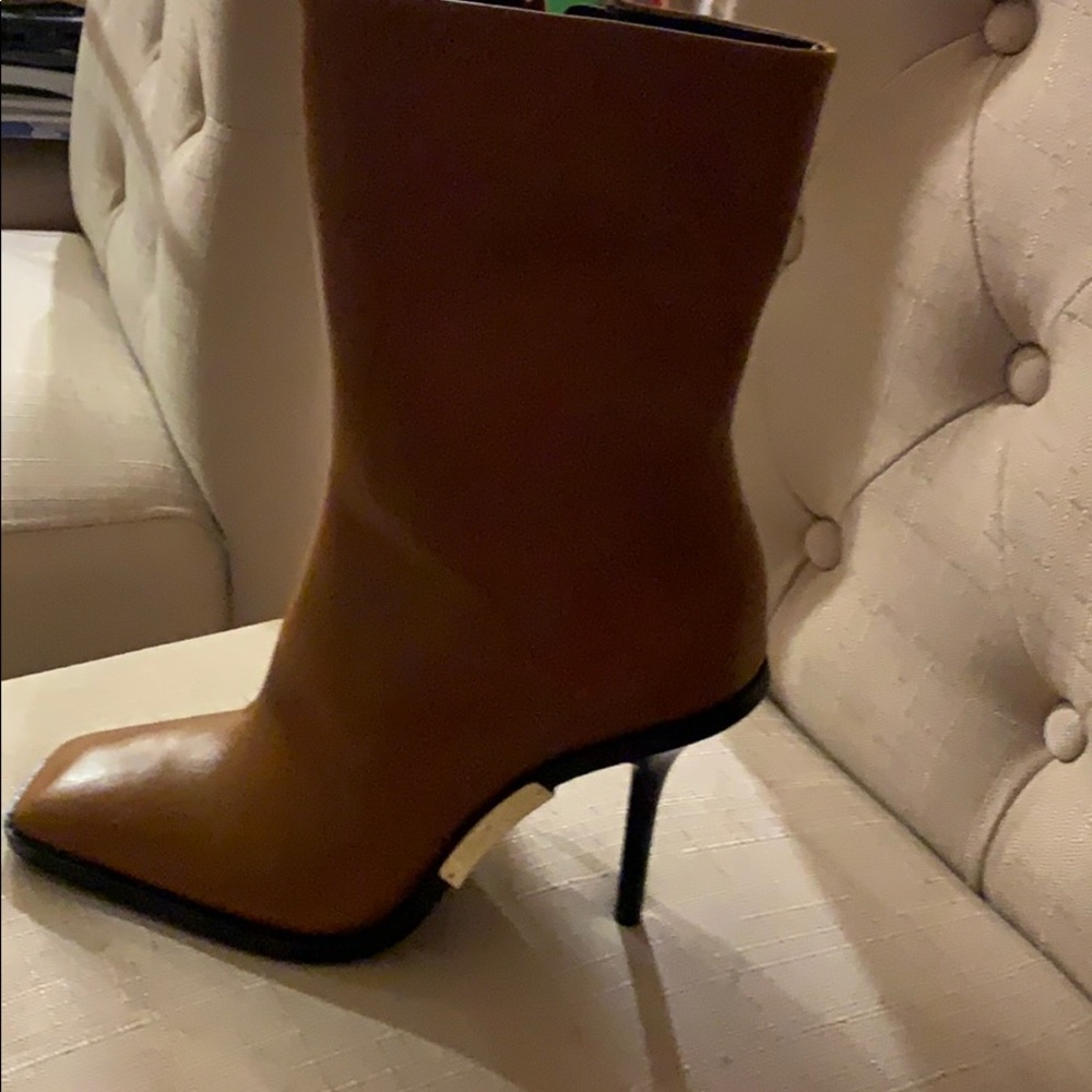 Luggage color boots worn once